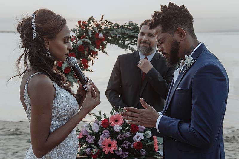 cerimônia pé na areia casamento na praia Joyce e Luã