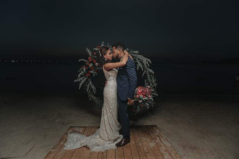 casamento na praia Joyce e Luã dançando