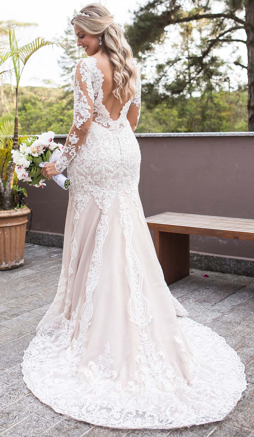 Vestido de noiva romântico para casamento ao ar livre Juliana e Igor