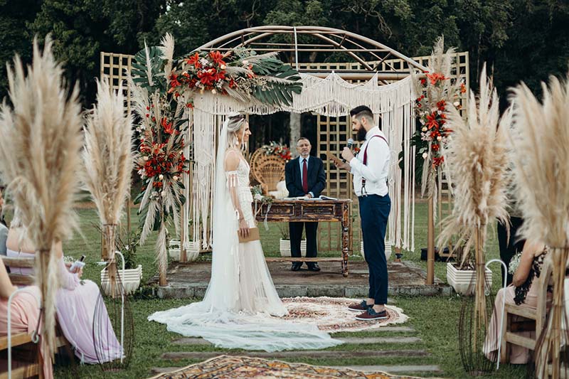 noivos no casamento estiloso de Ketlin e Douglas