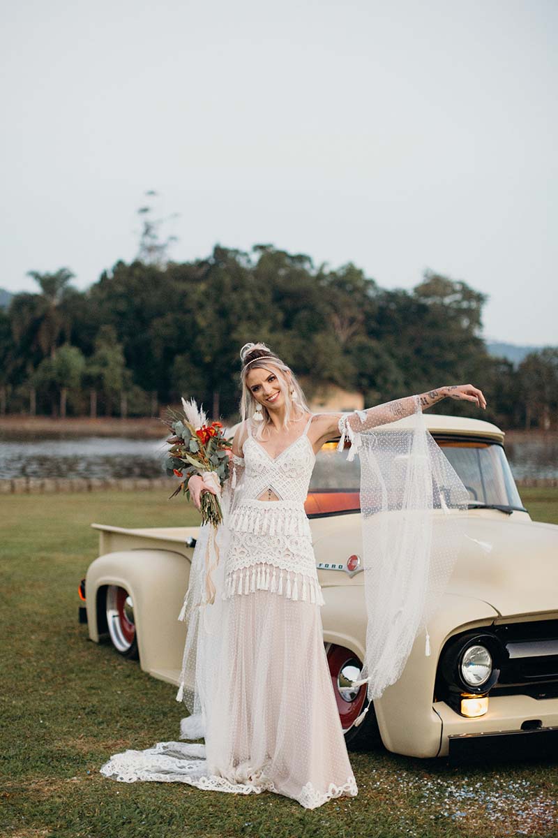 vestido da noiva no casamento estiloso de Ketlin e Douglas
