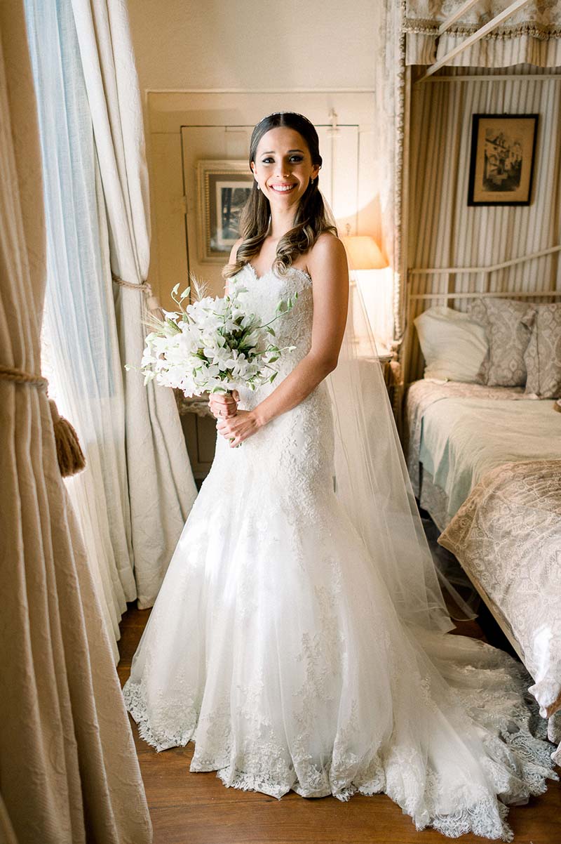 Vestido de noiva semi-sereia usado no casamento na fazenda Laís e Kleber