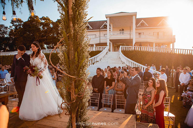 Cerimônia ao ar livre do casamento na fazenda Larissa e Ciro