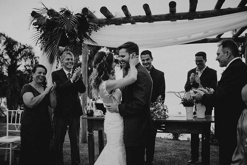 cerimônia à beira do lago no casamento real Larissa e Chase