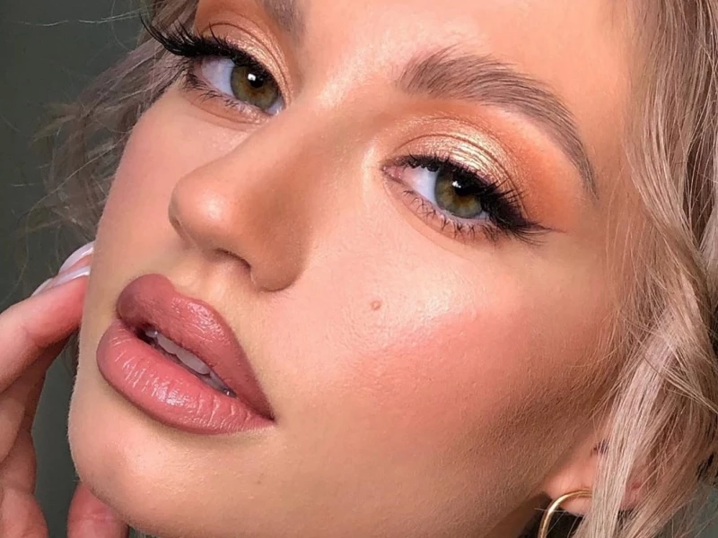 noiva se maquiando para casamento civil