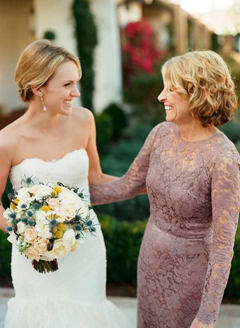 Penteados para mãe da noiva: coque baixo clássico em vestido com decote nas costas