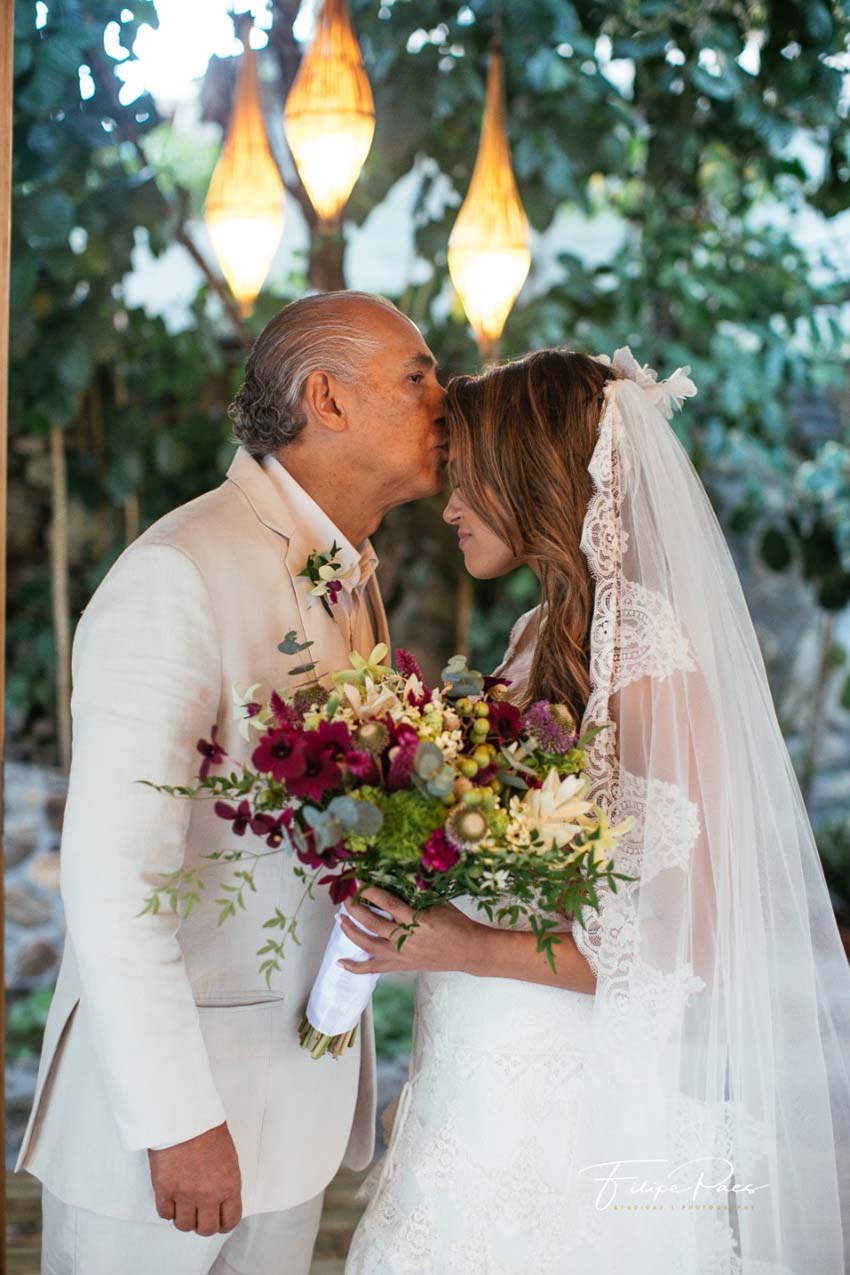 Entrada dos noivos - casamento na praia Maíra e Erick