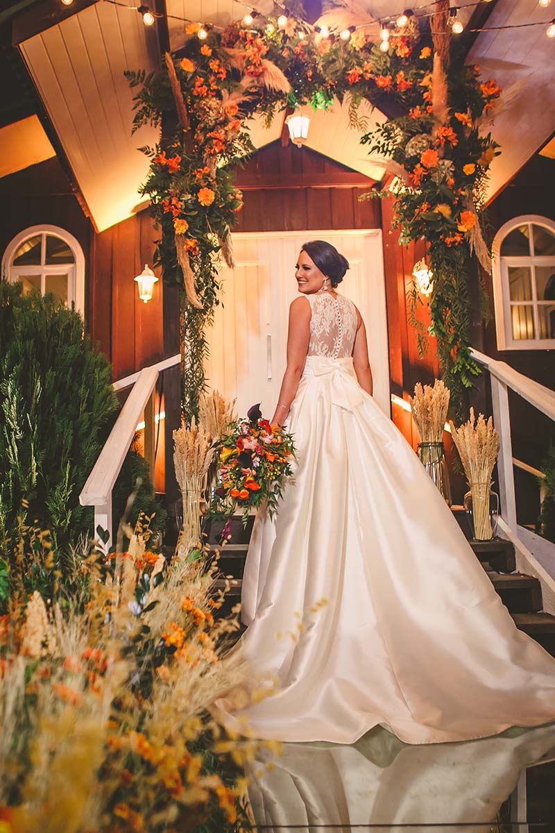 Vestido de noiva de cetim com decote em V e renda, ideal para casamento country