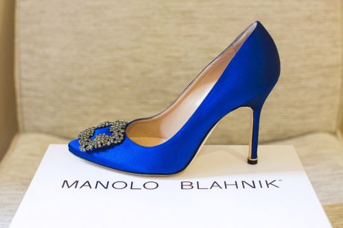 Sapato azul Manolo Blahnik no casamento Olivia Palermo