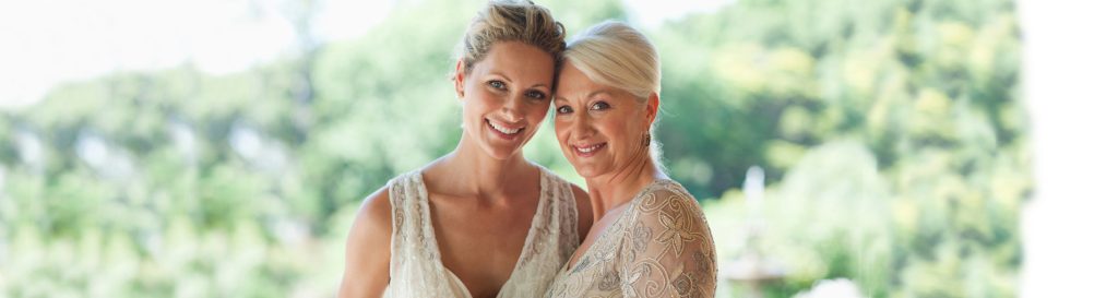 Maquiagem para mãe da noiva mãe e filha posando para foto|Maquiagem para mãe da noiva mãe e filha no casamento|Maquiagem para mãe da noiva mãe admirando a filha|Maquiagem para mãe da noiva casal e mãe|Maquiagem para mãe da noiva Michelle Obama e Sally Field|Maquiagem para mãe da noiva Lily Tomlin e Jane Fonda