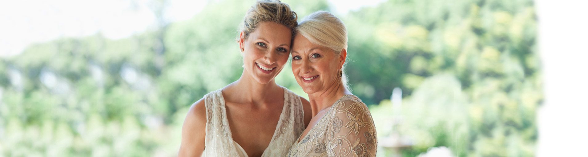 Maquiagem para mãe da noiva mãe e filha posando para foto|Maquiagem para mãe da noiva mãe e filha no casamento|Maquiagem para mãe da noiva mãe admirando a filha|Maquiagem para mãe da noiva casal e mãe|Maquiagem para mãe da noiva Michelle Obama e Sally Field|Maquiagem para mãe da noiva Lily Tomlin e Jane Fonda