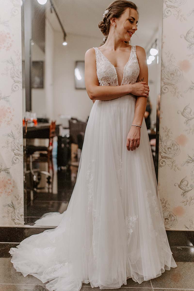 Vestido de noiva fluido e leve usado por Maria em seu casamento bilíngue