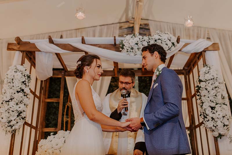 Cerimônia bilíngue ao ar livre de Maria e Renato no Buffet Colonial