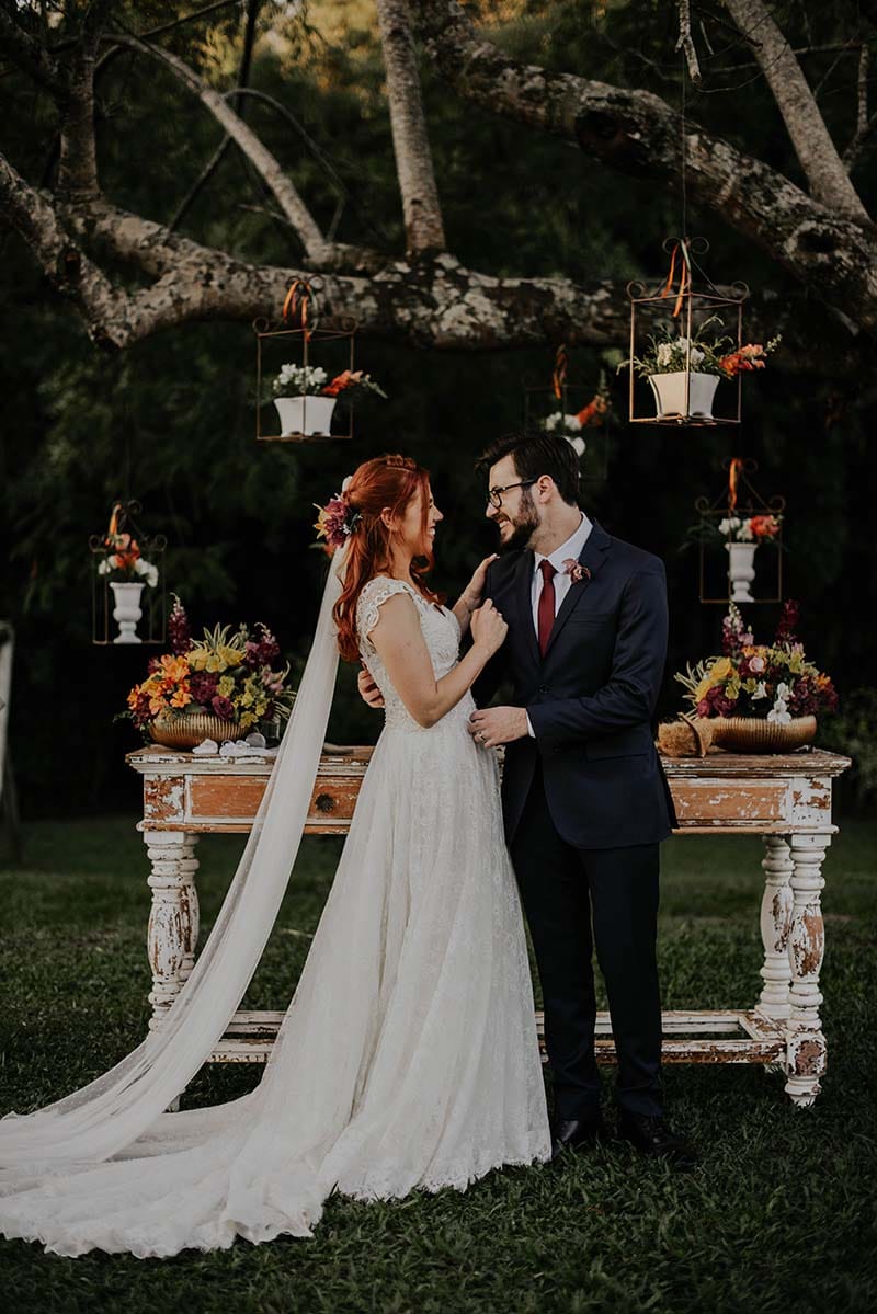 casamento real Marina e Junior durante o ensaio no campo