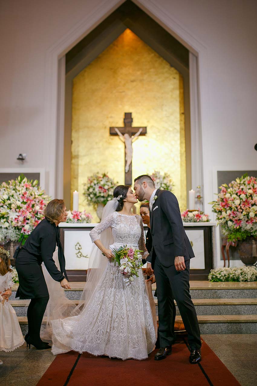 vestido de noiva clássico de Mayra no casamento