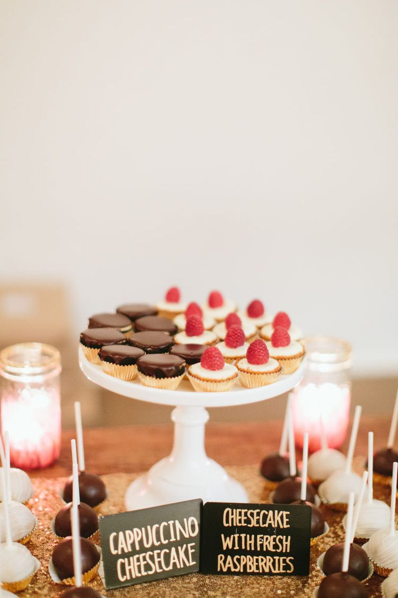 Mesa de doces para casamento com tons terrosos e arranjos verdes