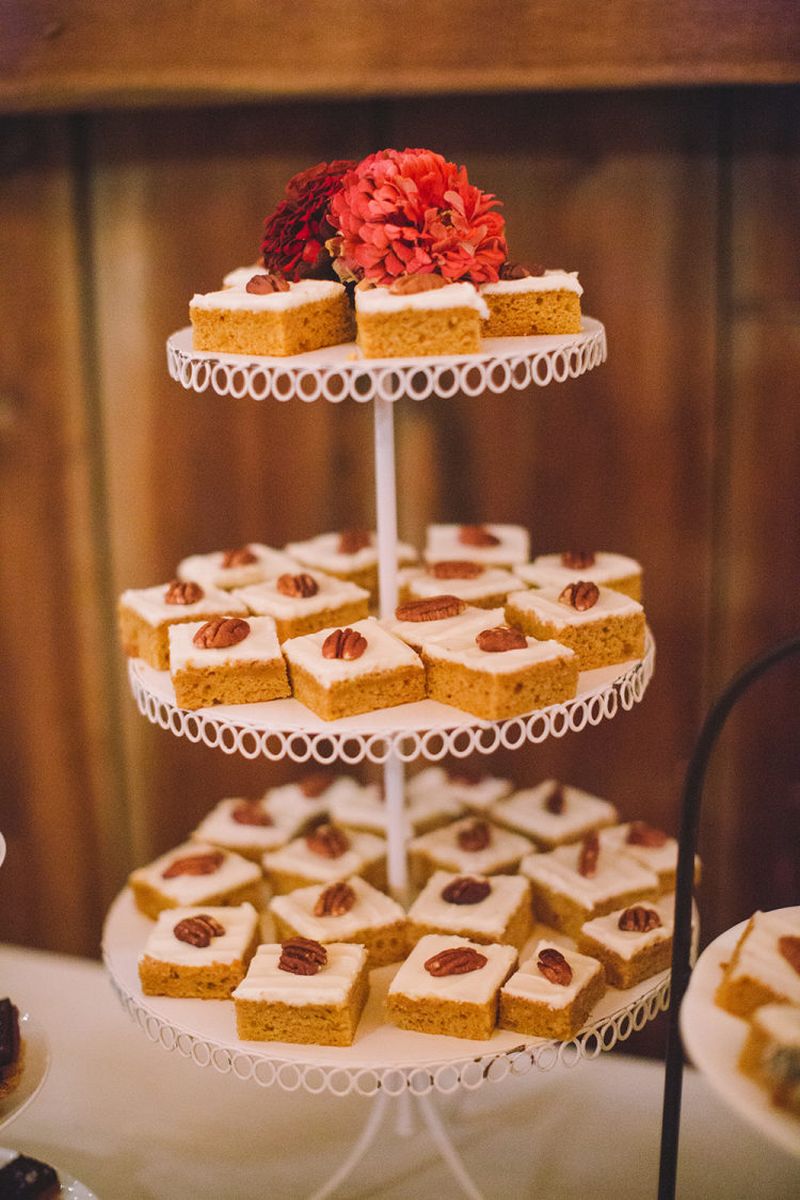 Docinhos finos dispostos em suportes metálicos e vidro