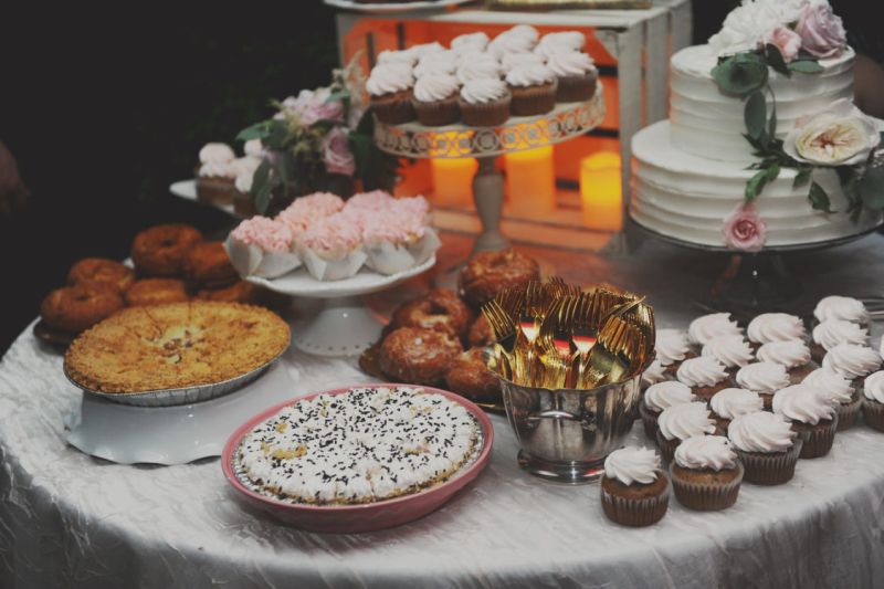 Composição de doces com paleta suave e flores em degradê