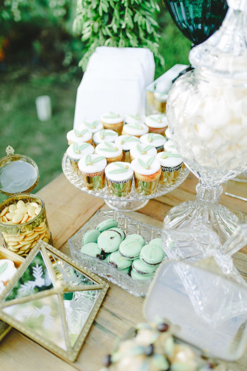 Mesa de doces clássica com cristais e espelhos