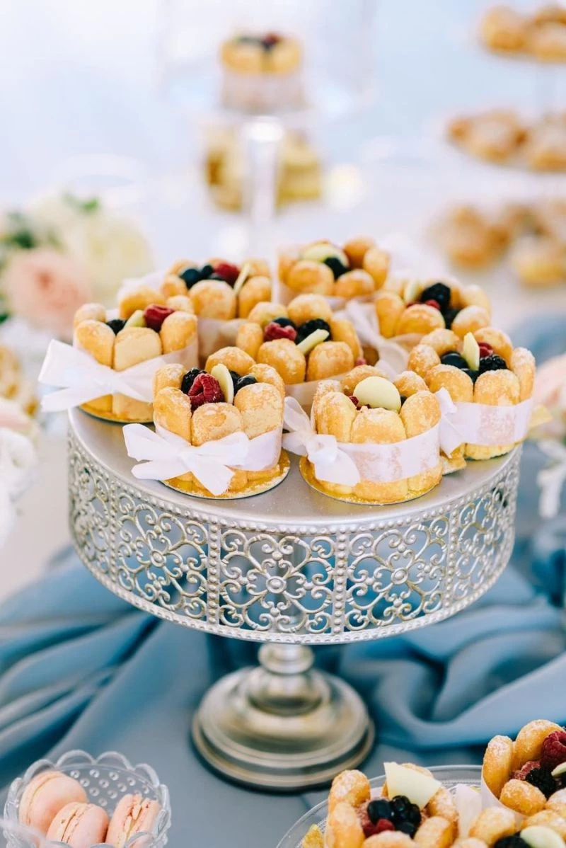 Doces coloridos alinhados em níveis para fotografia impactante