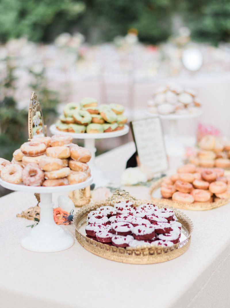 Mesa de doces contemporânea com design minimalista