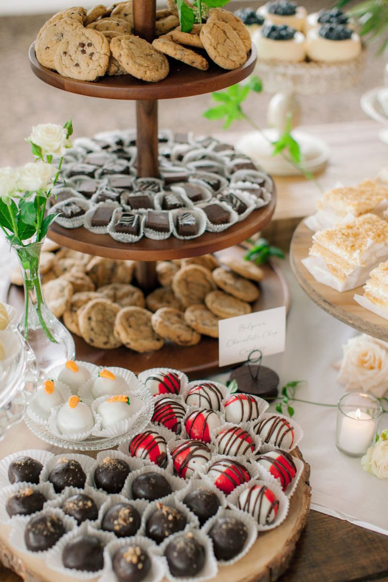 Docinhos em suportes altos criando movimento visual