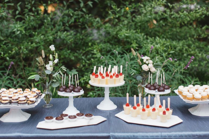 Cookies e bombons em bandejas espelhadas