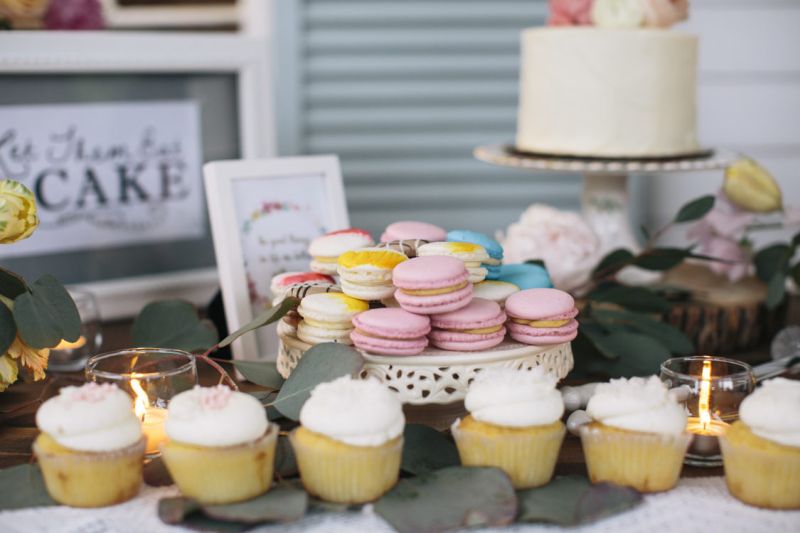 Mesa com macarons e tartelettes coloridas