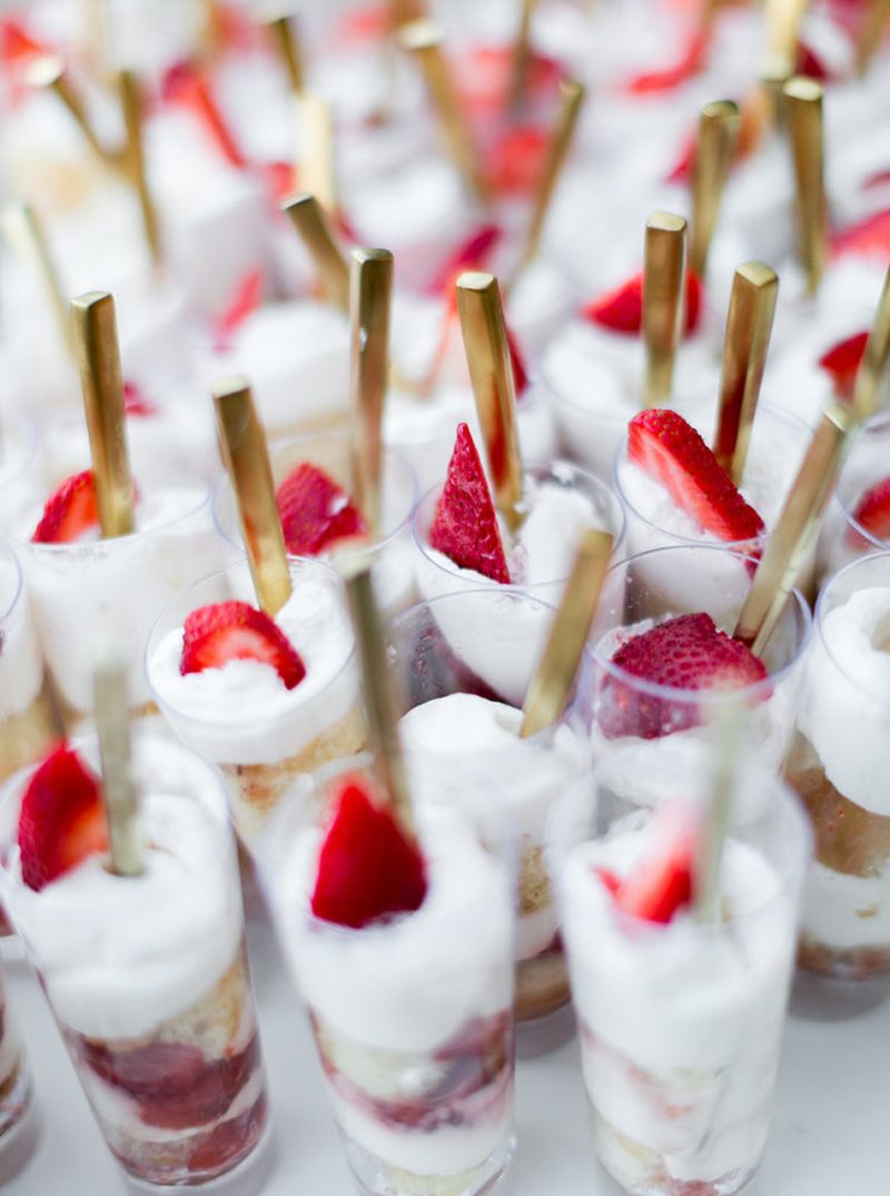 Mesa de doces para casamento com bolo central e doces em diferentes alturas