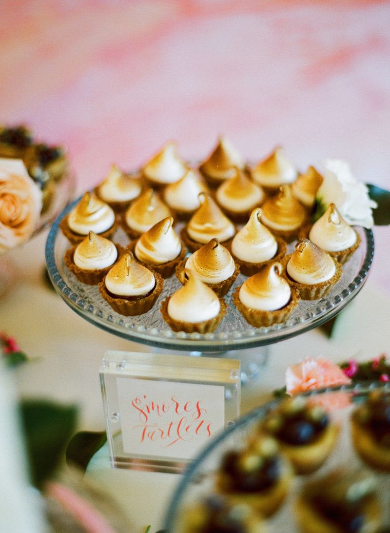 Mesa de doces para casamento com macarons, bombons e flores em composição simétrica
