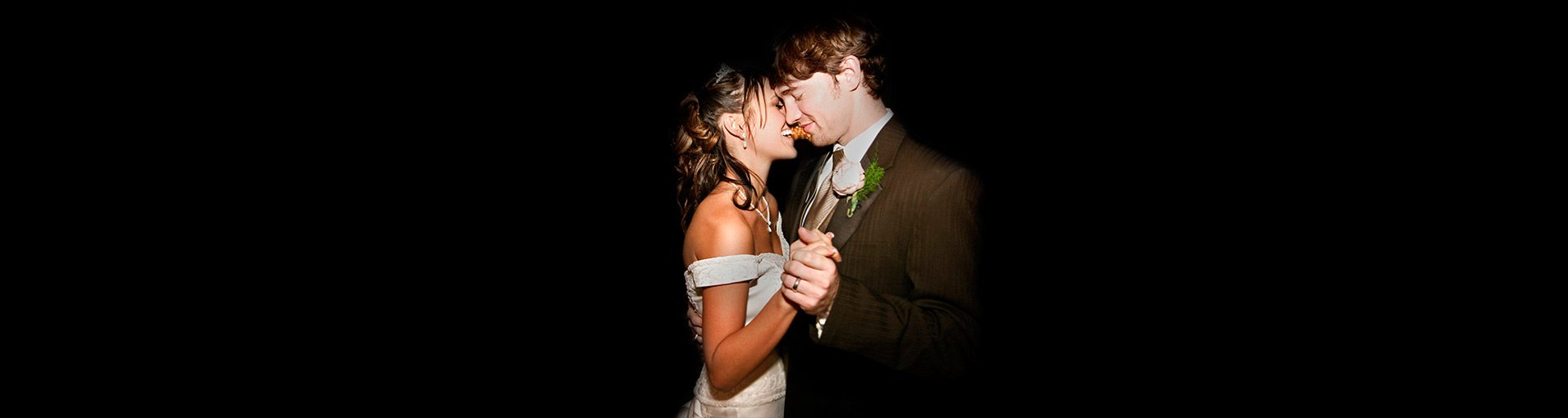 Casal de noivos dançando |Foto: iStock||Casal dançando na praia |Foto: iStock|Casal dá beijo apaixonado na praia |Foto: iStock|Músicas para casamento 2018 veja seleções incríveis|Músicas para casamento 2018 cerimônia religiosa|Músicas para casamento 2018 veja seleções incríveis|músicas para casamento 2018|músicas para casamento 2018|músicas para casamento 2018|músicas para casamento 2018