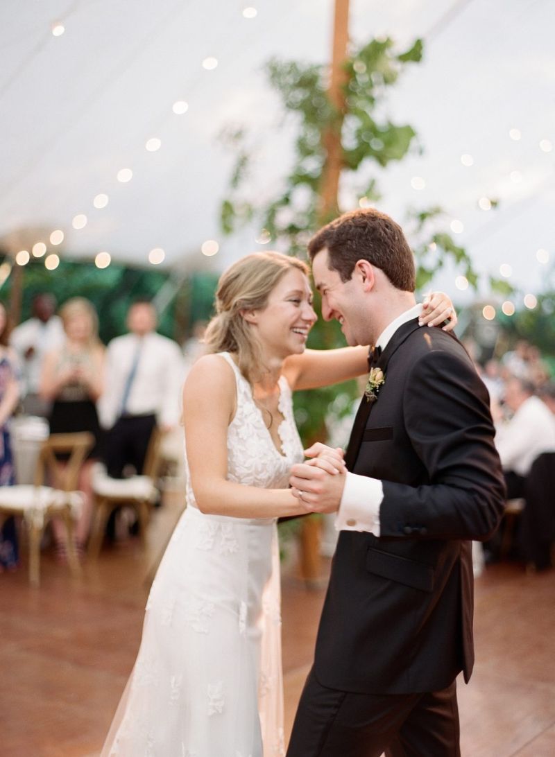 noivos dançando ao som de músicas evangélicas no casamento