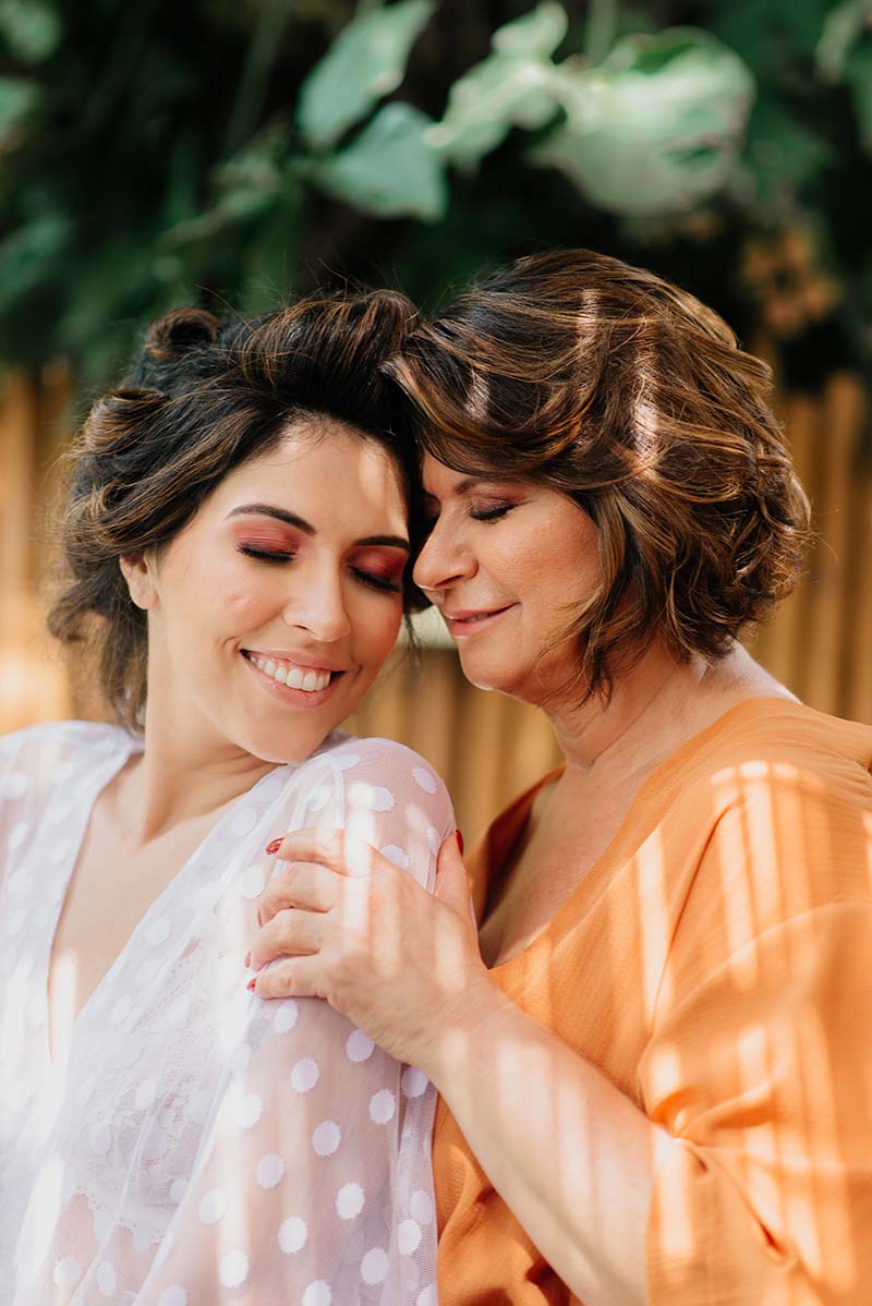 Noivos em cenário praiano na Bahia durante o ensaio do casamento