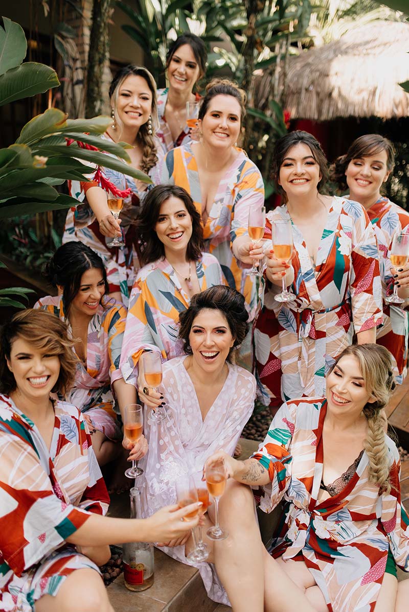 Detalhe do vestido de noiva leve e praiano com fenda