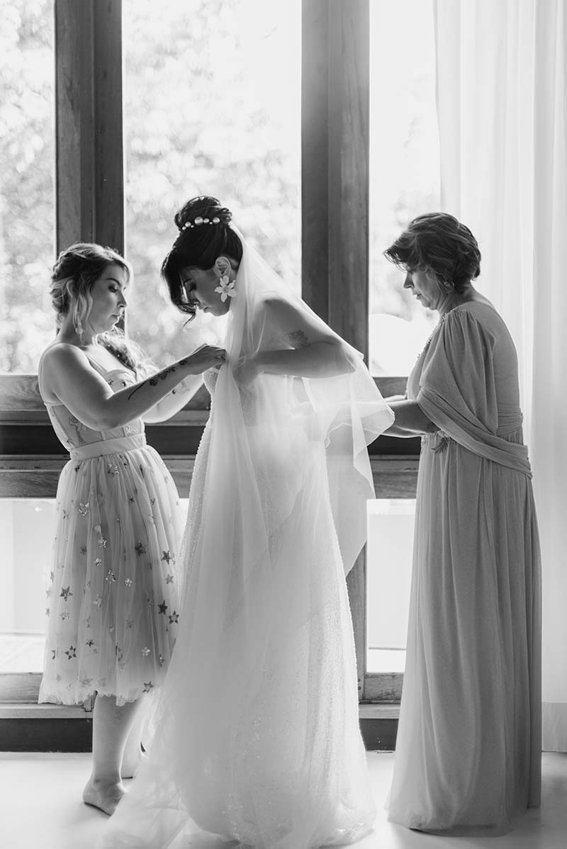 Abraço dos noivos à beira-mar em destination wedding na Bahia