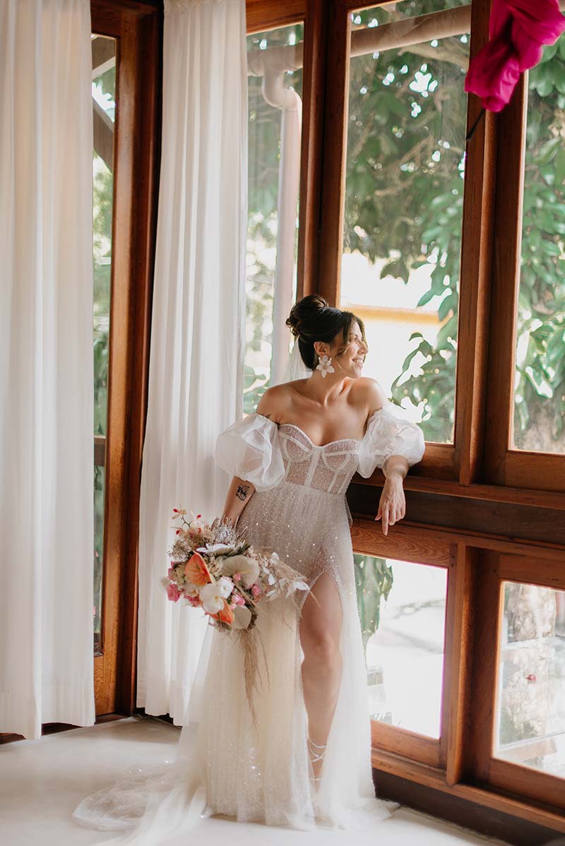 Vestido de noiva leve e praiano com mangas bufantes e fenda para casamento na Bahia