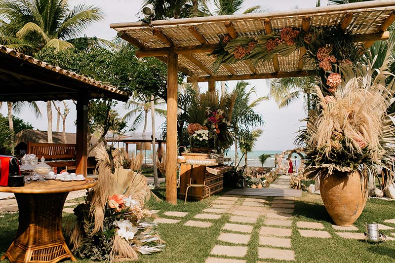 Arco duplo de flores remetendo a duas alianças no altar