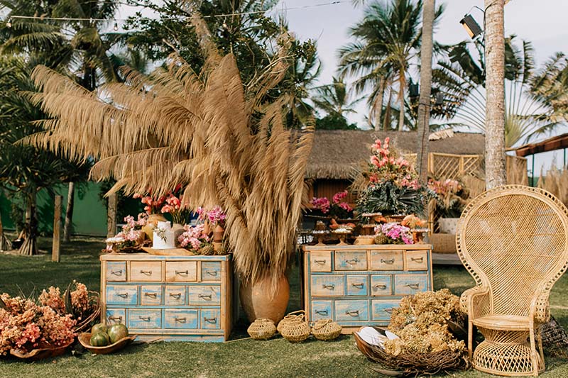 Beijo dos noivos após a cerimônia à beira-mar