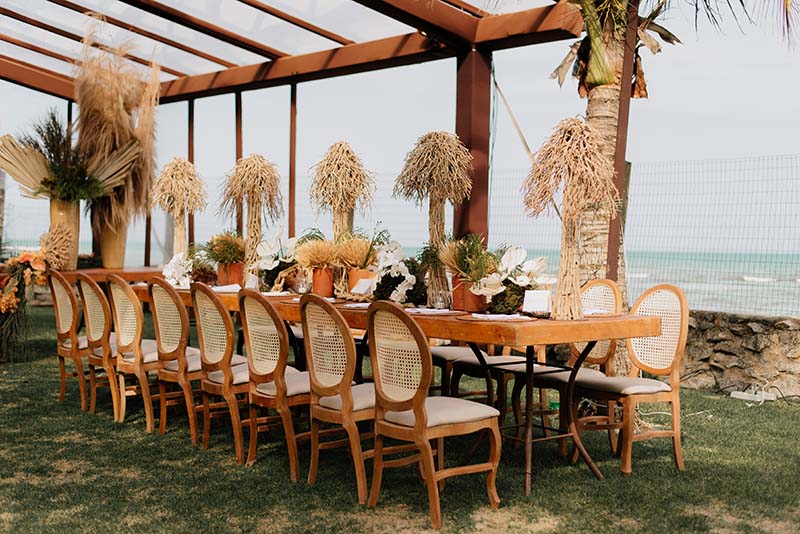 Capim-dos-pampas e folhagens na decoração da recepção