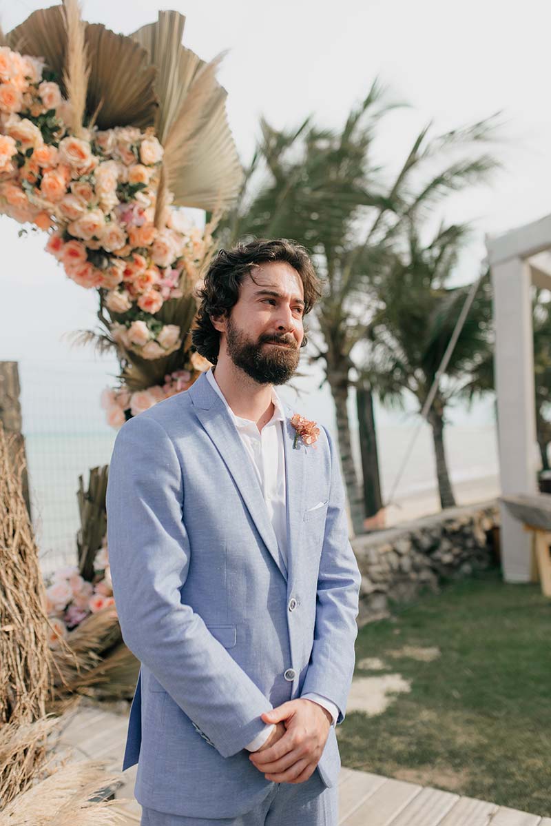 Retrato do noivo em cenário de praia na Bahia
