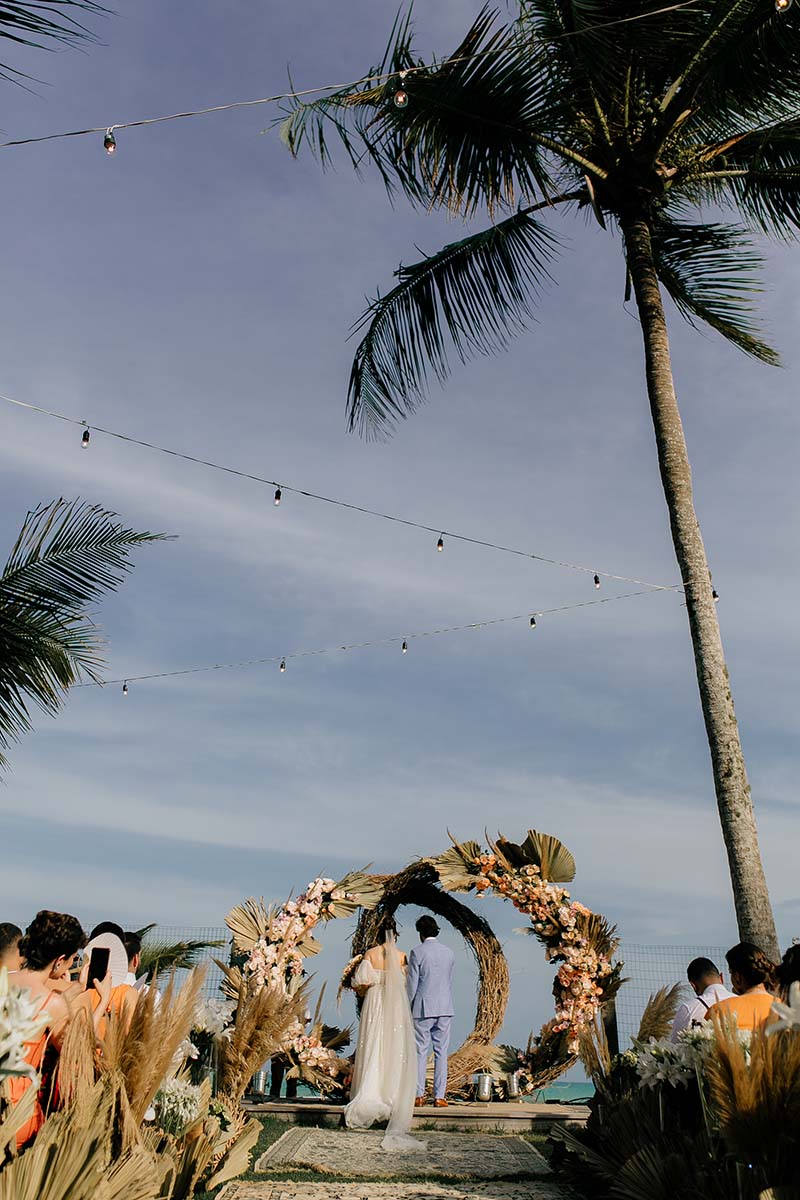 Caminho até o altar com folhagens e flores