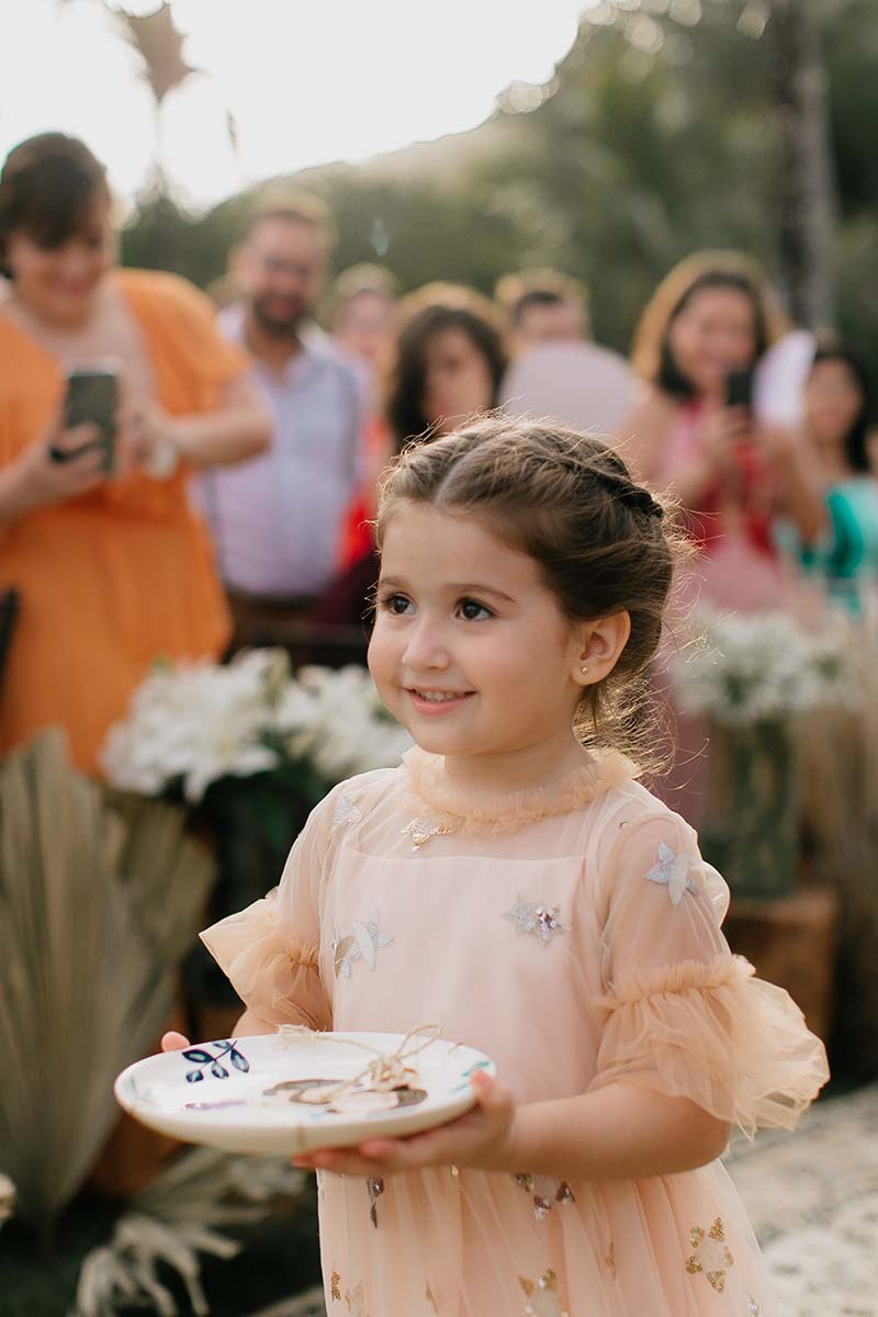 Brinde dos noivos durante a recepção na praia