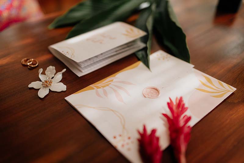 Detalhe das alianças no cenário praiano