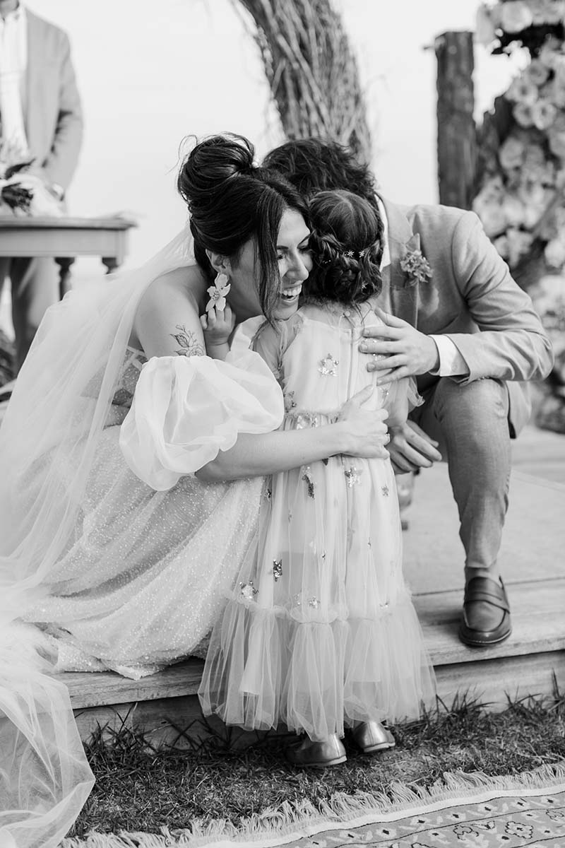 Mesa posta com elementos rústicos e flores