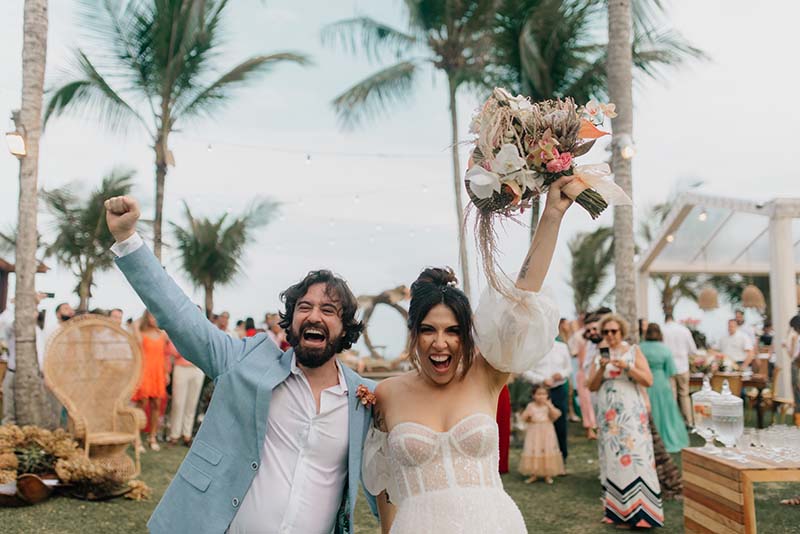 Doces e bem-casados em mesa rústica