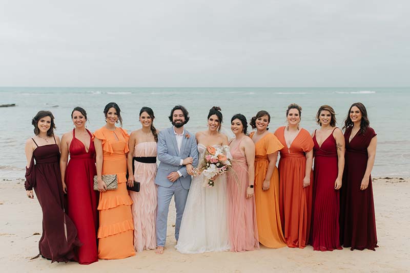 Mesa comunitária integrando convidados