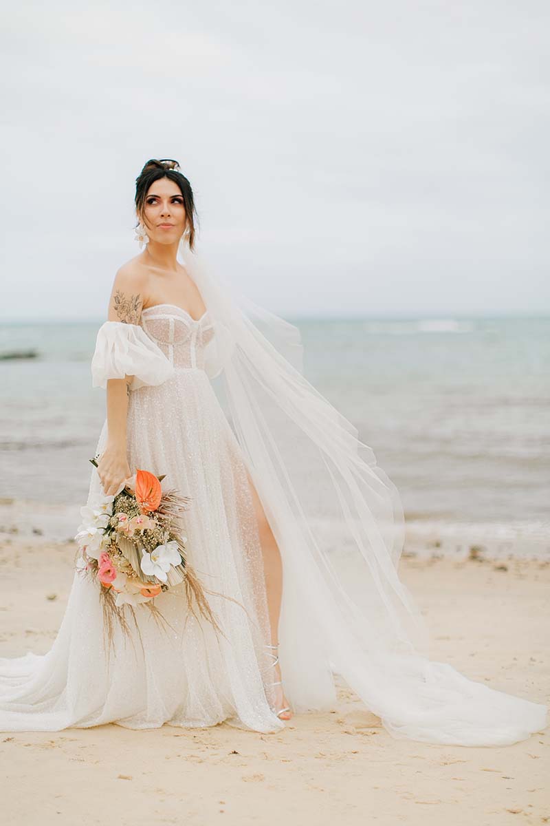 Retrato dos noivos celebrando na chuva