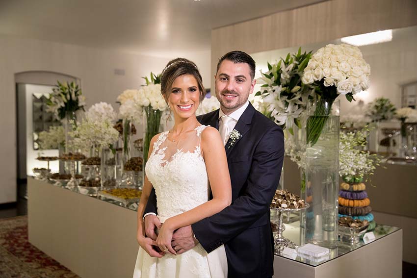 Decoração clássica com flores brancas no casamento de Natalia e Leonardo
