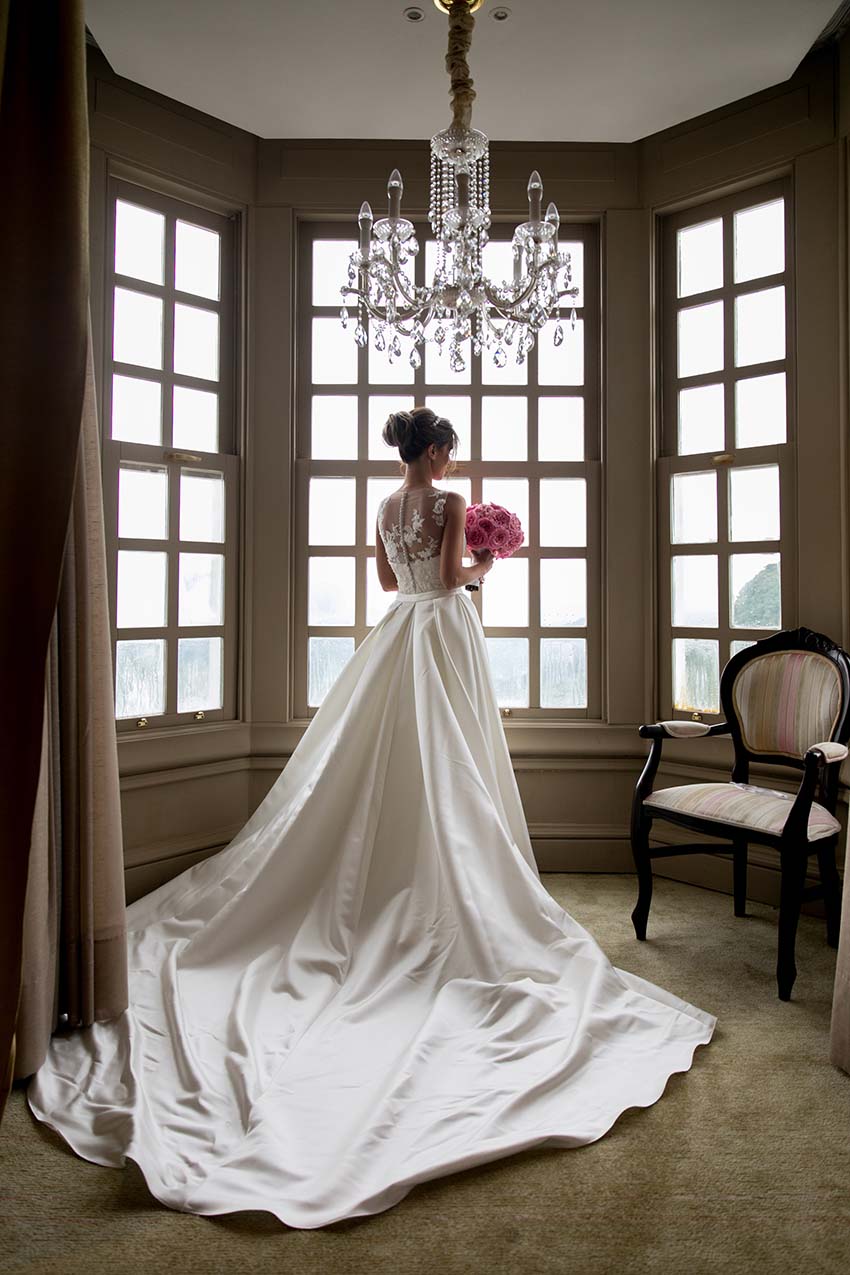 Vestido de noiva clássico Pronovias no casamento de Natalia e Leonardo