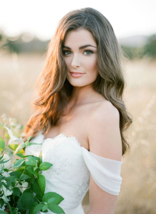 Noiva de cabelo solto com ondas naturais, em um casamento ao ar livre com decoração boho